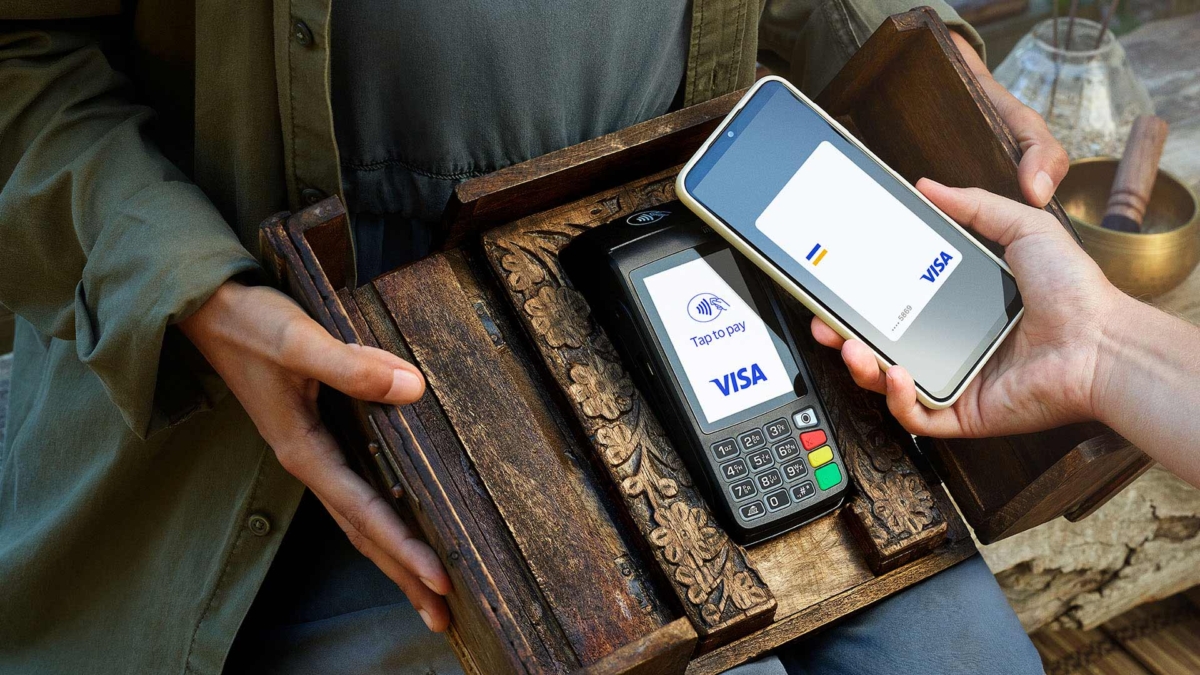 uk-hp-hero-travel-1920×1080 persona-pagando-sin-contacto-con visa-líder-en-pagos -digitales