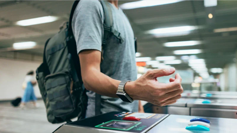 pago-wereables-800×450 persona-pagando-con-wearable- y-visa-líder-en-pagos -digitales