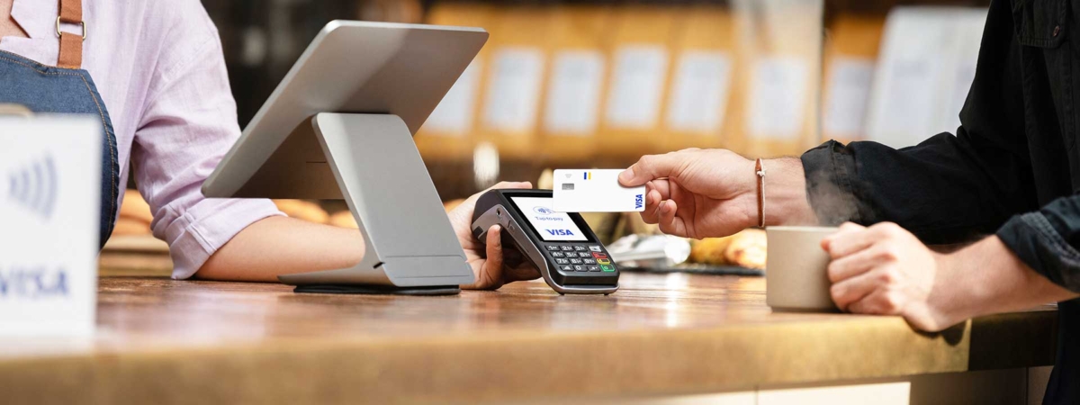 transaction-closeup-1920×720 persona-pagando-visa- líder- en-pagos-digitales.jpg